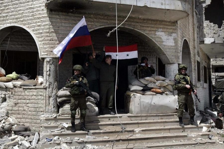 Fuerzas rusas y sirias en Douma  (Imagen: Ammar Safarjalani / Global Look Press).
