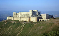Vista general de la Fortaleza Al-Hosn (Krac des Chevaliers) en 2002 | Foto: Gianfranco Gazzetti / GAR (Wikimedia Commons) 