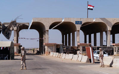 Miembros de la policía militar rusa patrullan el cruce fronterizo de Nassib en la sureña provincia siria de Daraa | Agosto 14, 2018 (Foto Andrei Borodulin / AFP) Miembros de la policía militar rusa patrullan el cruce fronterizo de Nassib en la sureña provincia siria de Daraa | Agosto 14, 2018 (Foto Andrei Borodulin / AFP)