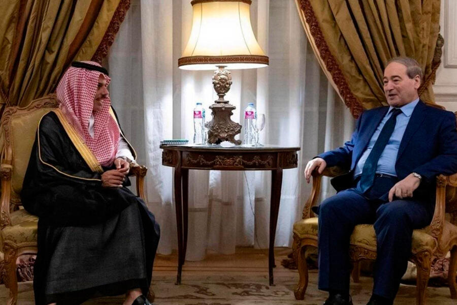 El ministro de Relaciones Exteriores de Arabia Saudí, el príncipe Faisal bin Farhan bin Abdullah, y su homólogo sirio, Faisal Al Miqdad, El Cairo. Foto: SPA.