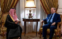 El ministro de Relaciones Exteriores de Arabia Saudí, el príncipe Faisal bin Farhan bin Abdullah, y su homólogo sirio, Faisal Al Miqdad, El Cairo. Foto: SPA.