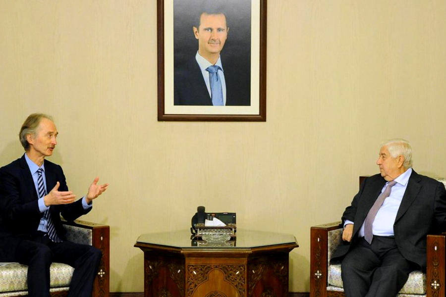El ministro de Exteriores sirio Walid Al Moallem (der.) recibe al Enviado Especial de la ONU para Siria Geir Pedersen | Damasco, enero 15, 2019 (Foto EPA/SANA)
