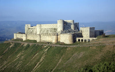 Vista general de la Fortaleza Al-Hosn (Krac des Chevaliers) en 2002 | Foto: Gianfranco Gazzetti / GAR (Wikimedia Commons) Vista general de la Fortaleza Al-Hosn (Krac des Chevaliers) en 2002 | Foto: Gianfranco Gazzetti / GAR (Wikimedia Commons)