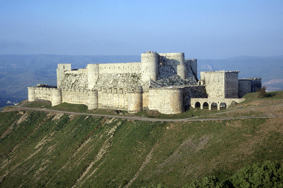 Vista general de la Fortaleza Al-Hosn (Krac des Chevaliers) en 2002  |  Foto: Gianfranco Gazzetti / GAR (Wikimedia Commons)