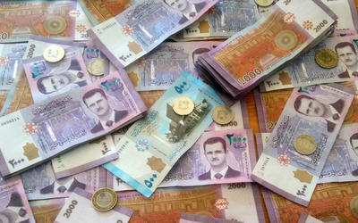 La lira siria está sometida a fuertes presiones por la especulación y el desajuste entre una oferta lastrada por las sanciones y una demanda creciente por el regreso de los desplazados. Foto: Pablo Sapag M. La lira siria está sometida a fuertes presiones por la especulación y el desajuste entre una oferta lastrada por las sanciones y una demanda creciente por el regreso de los desplazados. Foto: Pablo Sapag M.