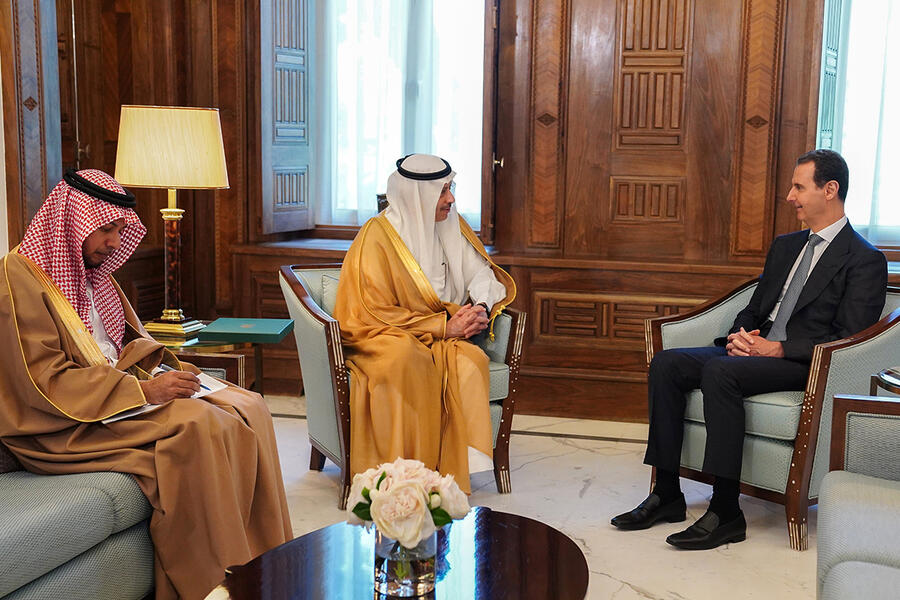 El presidente Asad recibe al embajador saudita en Jordania quien porta la invitación del rey Salman para la 32ª sesión cumbre de la Liga Árabe en Jeddah (Foto: Presidencia Siria)
