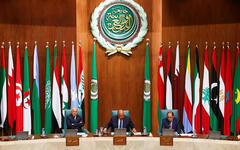 El secretario general de la Liga Árabe, Ahmed Aboul Gheit, junto al Canciller de Egipto, Sameh Shoukry, durante la sesión de apertura de la reunión de cancilleres árabes para discutir la situación en Siria y la crisis de Sudán | El Cairo, mayo 7, 2023 (Foto: Reuters)