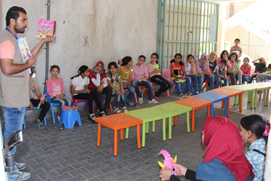 Una biblioteca móvil recorre los barrios de Gaza
