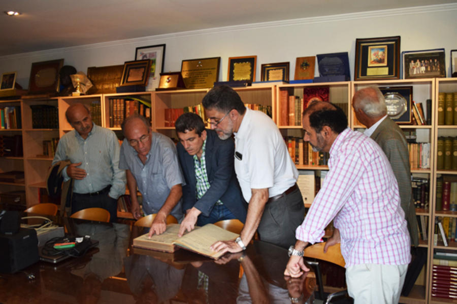 Dr. Roberto Khatlab y Sr. Georges Habchi conociendo el material histórico de la biblioteca del Club Sirio Libanés de Bs. As.