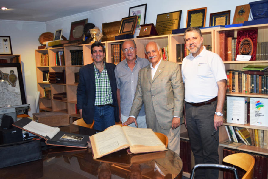 Dr. Roberto Khatlab y Sr. Georges Habchi junto a autoridades del Club Sirio Libanés de Bs. As.