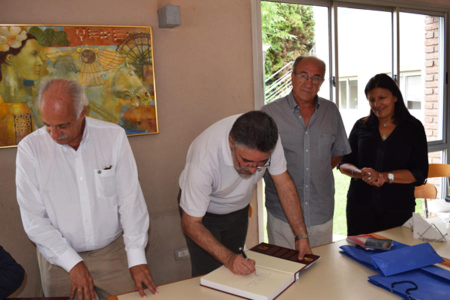 Dr. Roberto Khatlab dedicando obra donada a la Biblioteca del Club Sirio Libanés Bs. As.