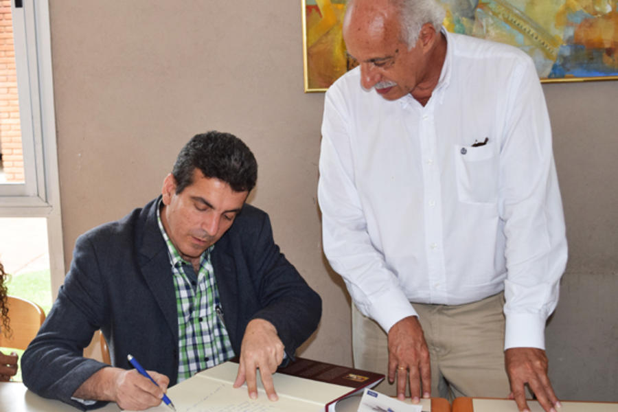 Sr. Georges Habchi dedicando obra donada a la Biblioteca del Club Sirio Libanés Bs. As.