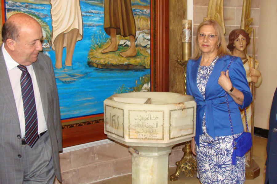 Fuente bautismal de la Catedral de San Rafael - Dn. Anuar Sat (Pte. CSLSR) y Ana Maria Ganem de Brahim (Sec. Com. Damas CSLBA) 