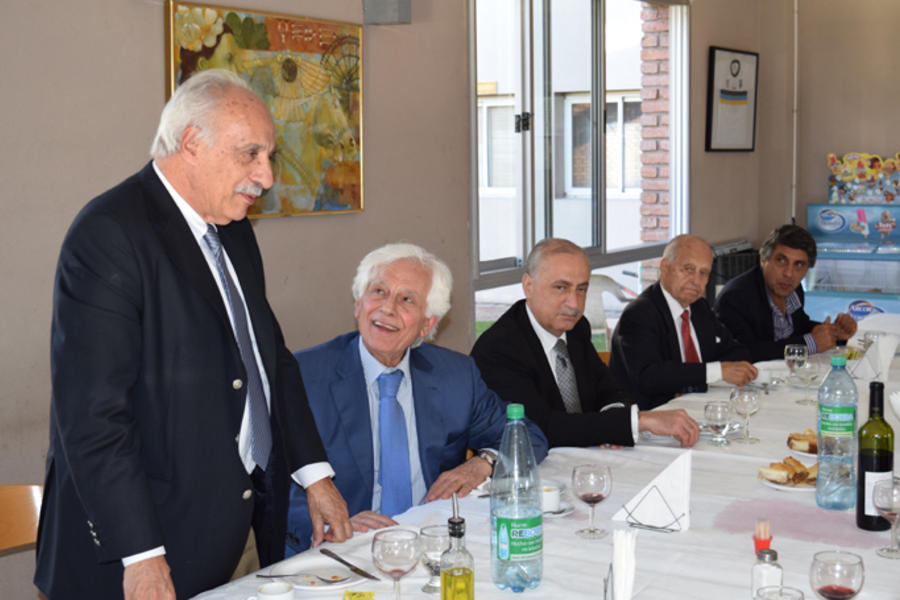 Presidente del Club Sirio Libanés de Bs. As., Cdor. Adib Attie brinda palabras de bienvenida al Dr. Bilal