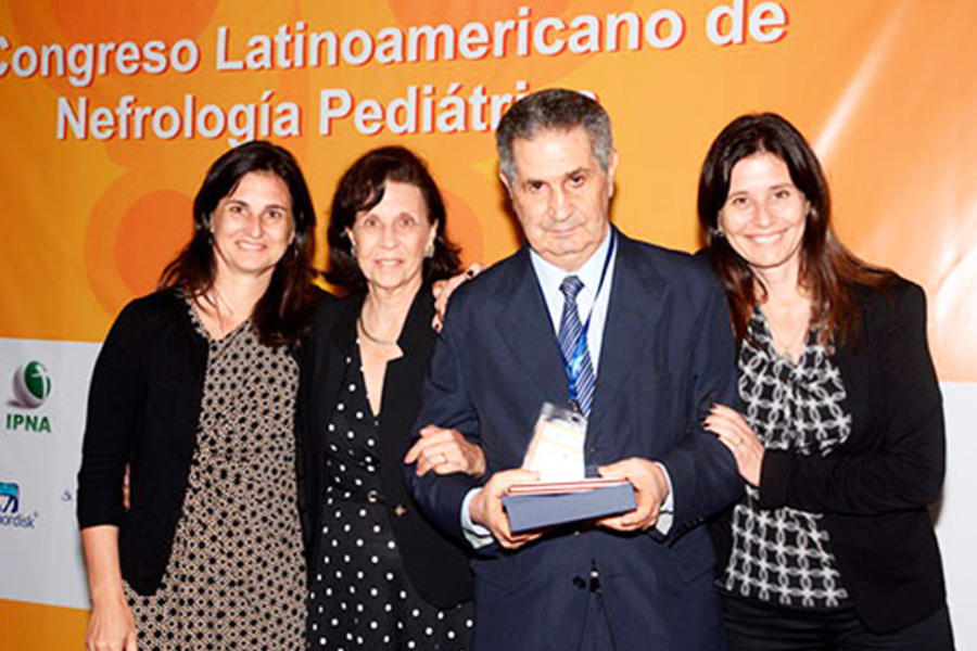 Dr. Exeni junto a su familia al ser galardonado como figura mas importante de la Nefrología Pediátrica de América Latina - Cartagena, Colombia (Sep. 2014)