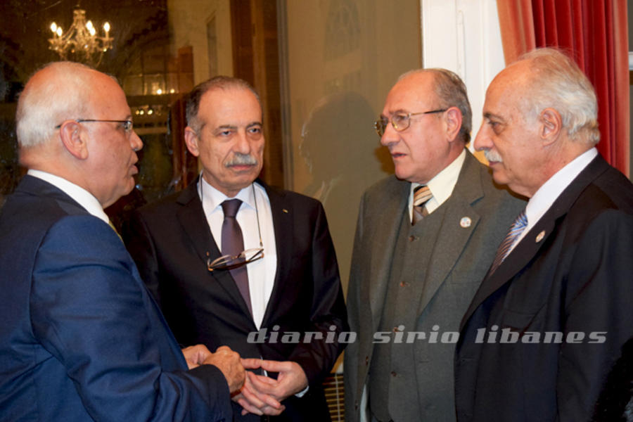 Dr. Erekat junto al Embajador Abdel Wahed y autoridades del Club Sirio Libanés de Bs. As.