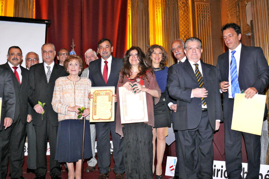Ivone recibiendo la distinción Ugarit 2014 junto al resto de los galardonados.