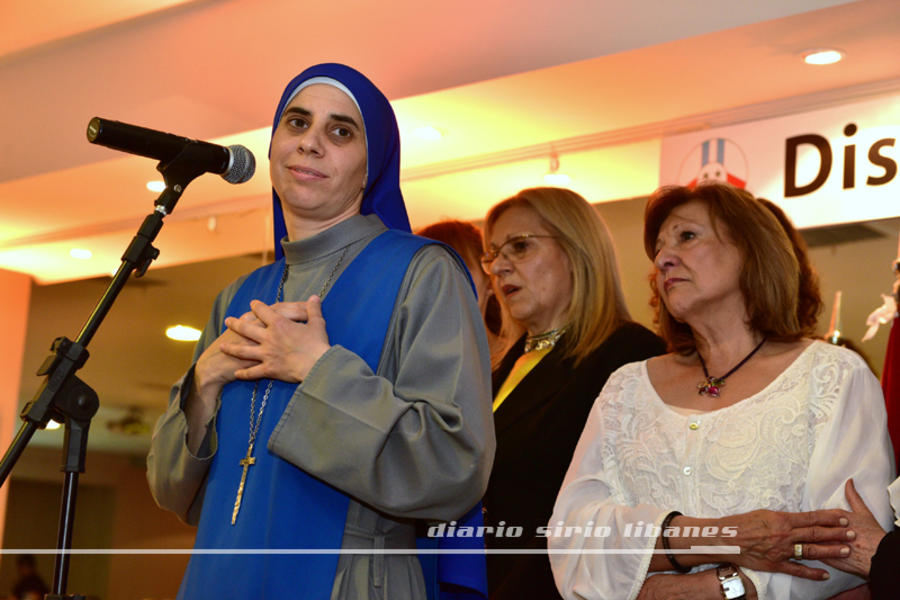 Hna. María Guadalupe disertando al recibir el galardón Ugarit 2015.