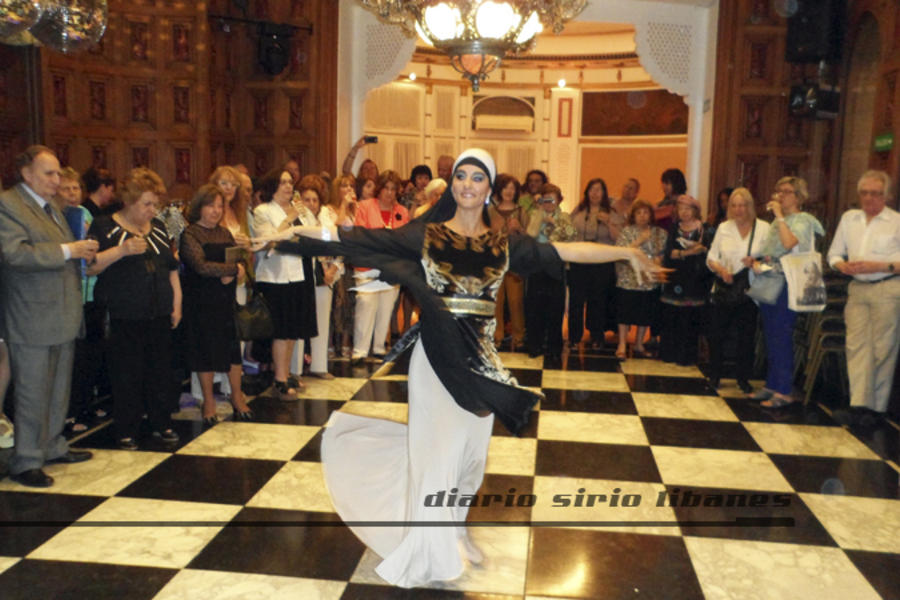 Anabella Guevara durante el número de danza árabe.