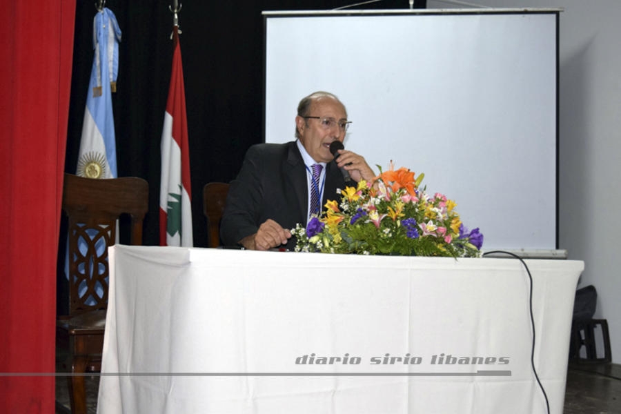 Alberto Asfoura, Presidente de la SSL disertando durante la apertura del Encuentro Nacional de Entidades Sirio Libanesas.