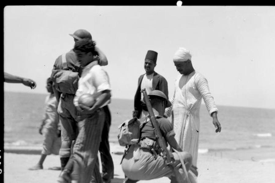 Soldados británicos cachean a vecinos de Yafa en busca de armas (durante las revueltas de 1936 contra el mandato y el sionismo).