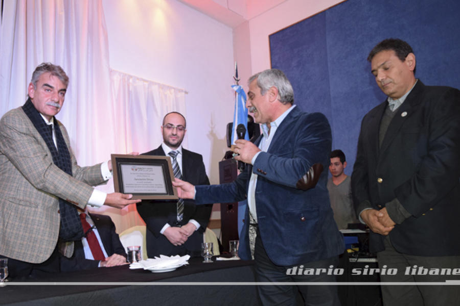 Daniel Attar recibe placa recordatoria de manos de Claudio de Bas y Eduardo Ursino del CSLBA.