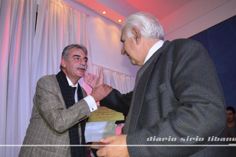 Daniel Attar recibe placa recordatoria de manos de Elías Sleiman, Presidente de la Asociación Islámica Alauita de Beneficencia.