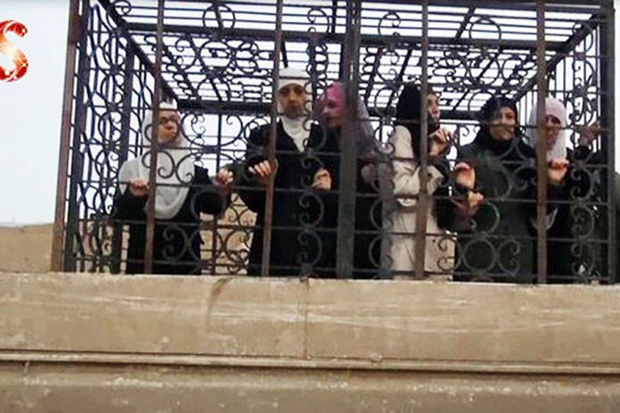 Mujeres sirias utilizadas como escudos humanos por extremistas sectarios con apoyo externo (2015).