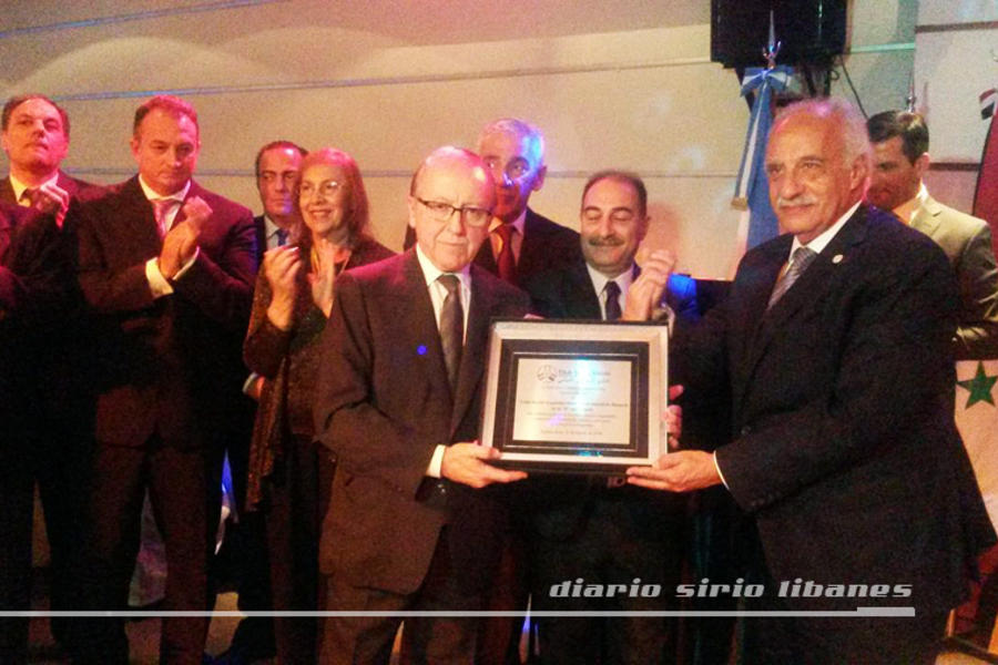 Presidente CSAS, Elías Cassis, recibe placa recordatoria del Club Sirio Libanés de Bs. As. (CSLBA) de manos de su Presidente, Adib Attie.