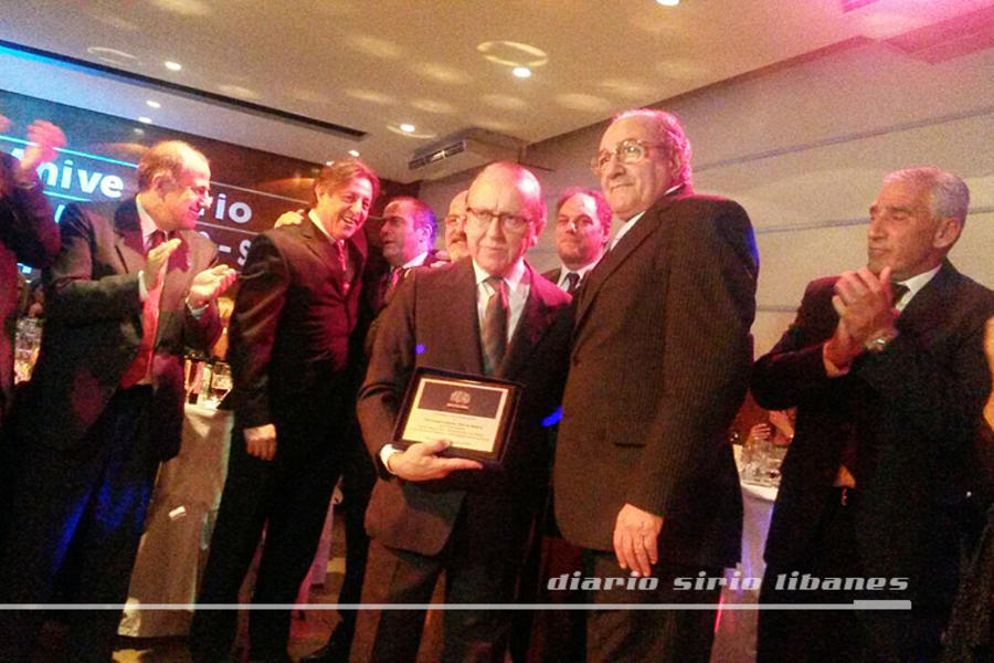 Presidente CSAS, Elías Cassis, recibe placa recordatoria del Diario Sirio Libanés, de manos de su Director, Yaoudat Brahim. 