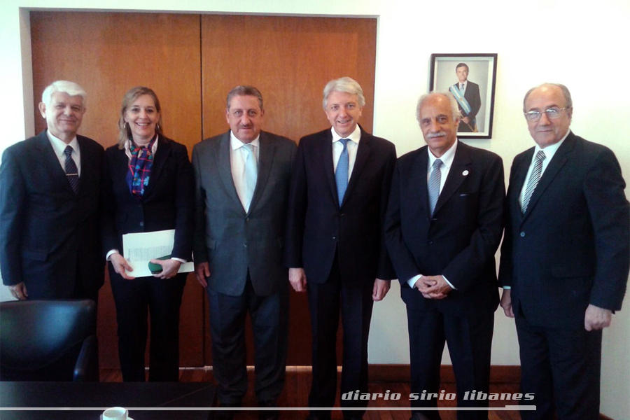 De izq. a der: Embajador Rubén Buira, Ministra María Gabriela Quinteros, Dr. Salvador Jaef, Embajador Carlos Foradori, CPN. Adib Attie, Yaoudat Brahim.