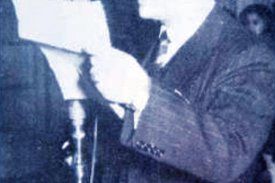 Américo Yunes, en la transmisión inaugural de “Patria Árabe”, el 15 de junio de 1957, emitida por Radio Antártida.