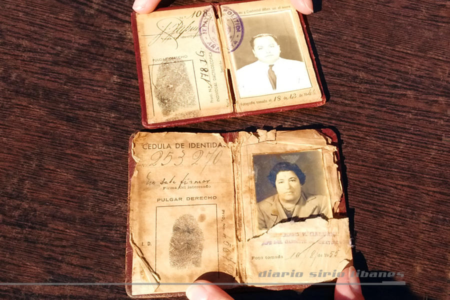 Claudia Russo Bernagozzi mostrando los documentos de sus bisabuelos que aun conserva su familia, como referencia de su conexión con los ancestros sirio libaneses.