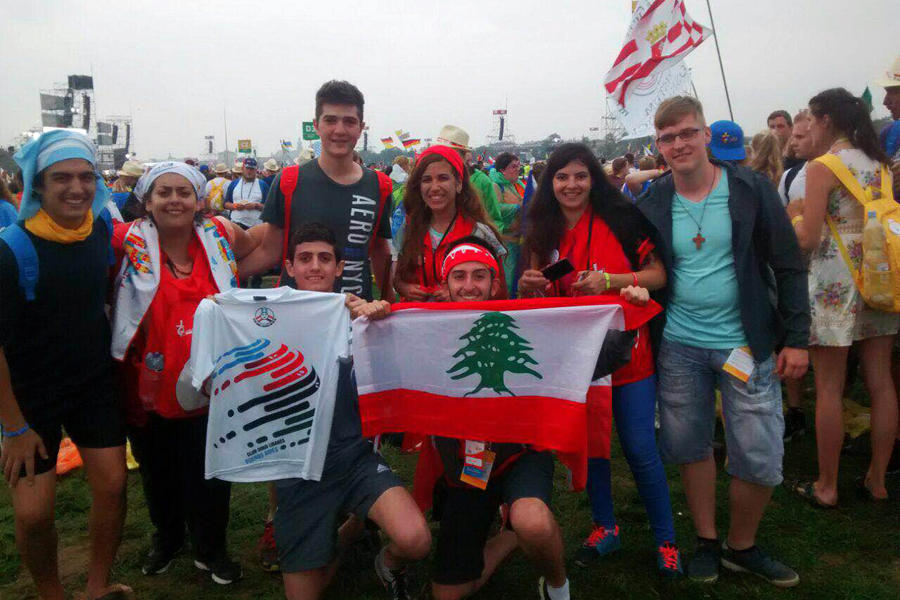 Foto con los jóvenes libaneses.