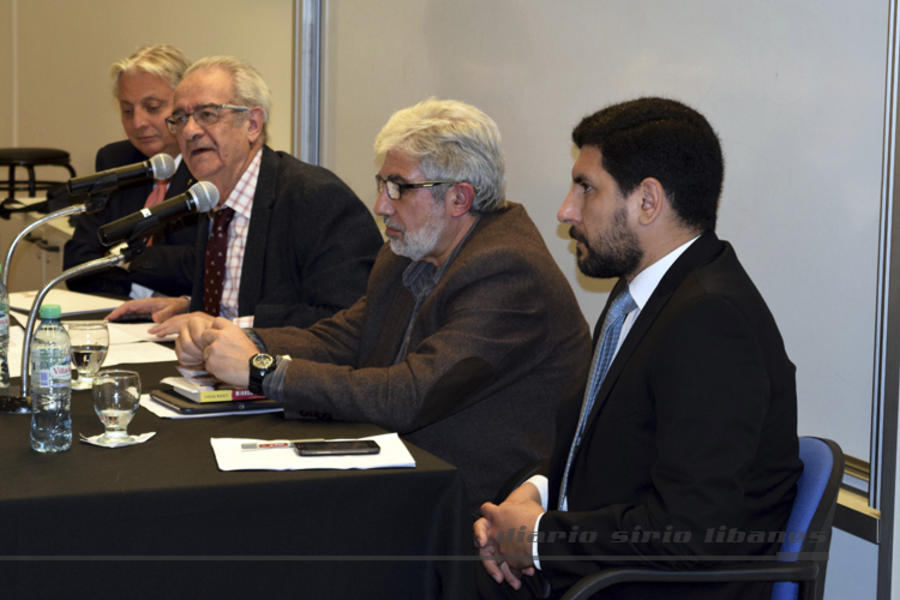 Dr. Juan Carlos Torre moderando la mesa.