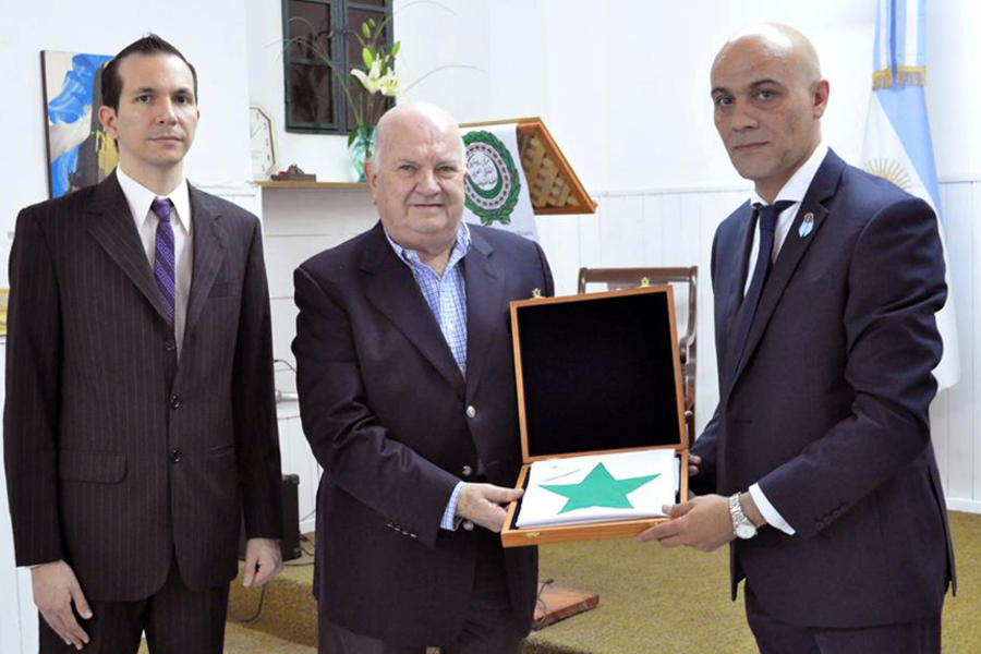 El Sr. Cónsul de la República Árabe Siria, Don Jorge Fanos Abdelmalek, obsequia al Centro Cultural Árabe de Rosario la bandera de ceremonia de la República Árabe Siria.