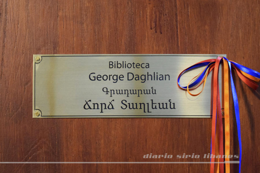 Placa Biblioteca George Daghlian.