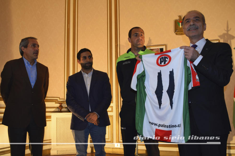Embajador Abdel Wahed haciendo entrega de camiseta de C.D. Palestino a representantes de AFA y Chile en Argentina.