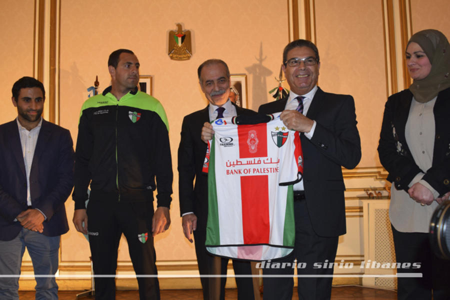 Cónsul de Chile en Argentina recibe camiseta de C.D. Palestino.