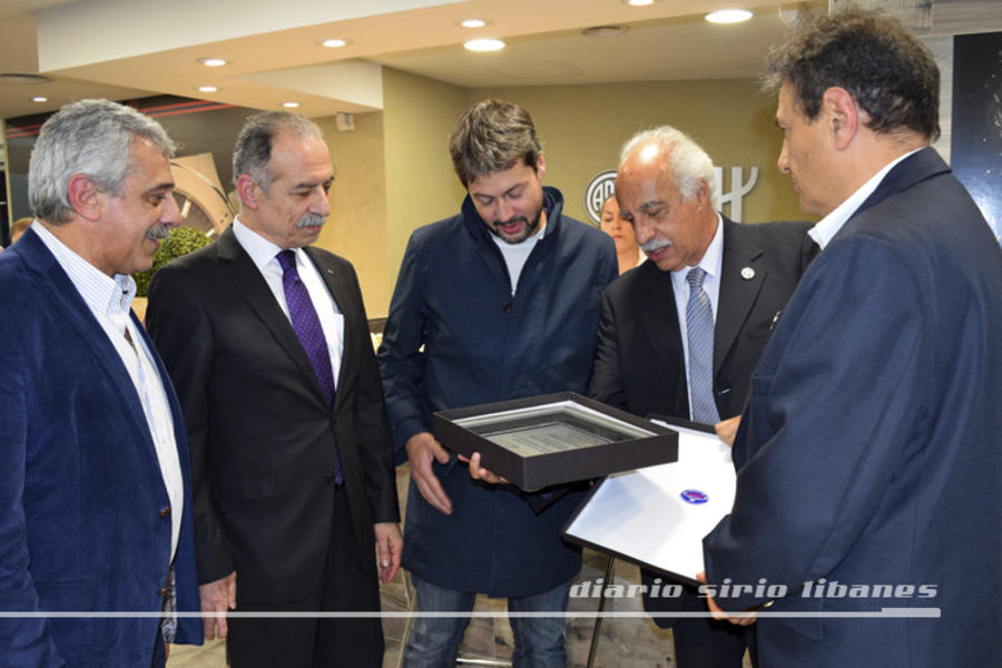 Presidente CASLA, Lammens, recibe placa de la Embajada del Estado de Palestina, el Club Sirio Libanés de Bs. As. y el C.D. Palestino de Chile.