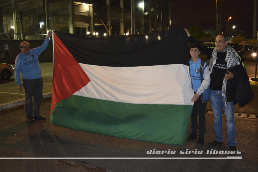 Hinchas de C.D. Palestino y miembros de la colectividad palestina.