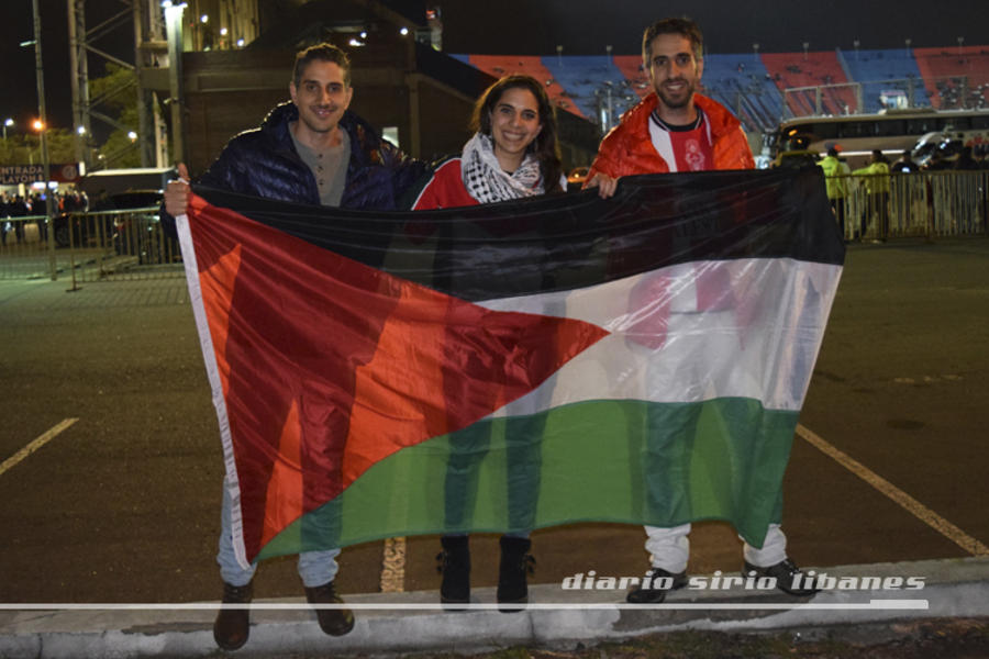 Hinchas de C.D. Palestino y miembros de la colectividad palestina.