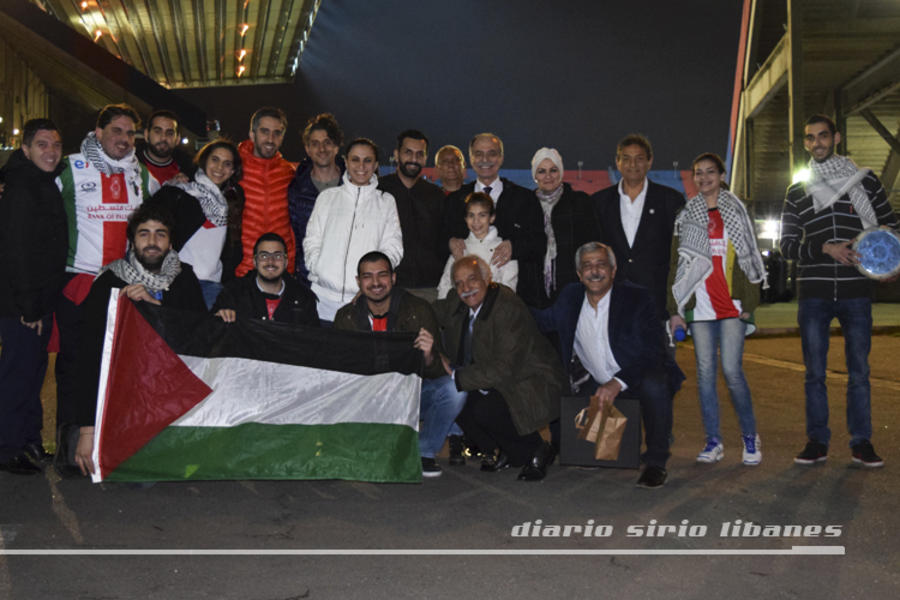 Hinchas de C.D. Palestino y miembros de la colectividad palestina junto al Embajador Abdel Wahed y representantes institucionales.