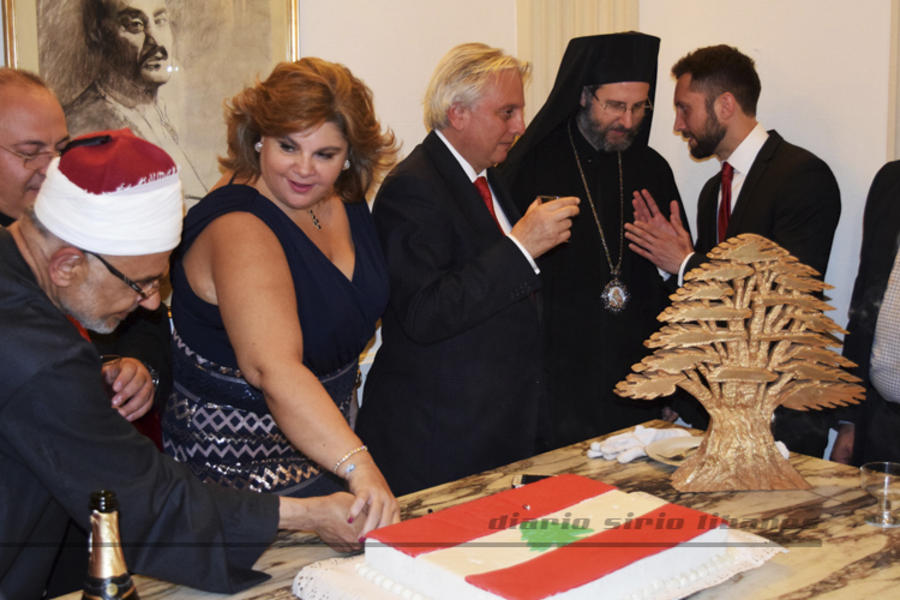 El Sr. Embajador y Sra. comparten con distintas autoridades el corte de la torta del aniversario nacional libanés.