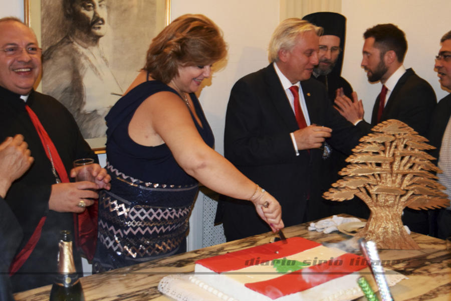 El Sr. Embajador y Sra. comparten con distintas autoridades el corte de la torta del aniversario nacional libanés.