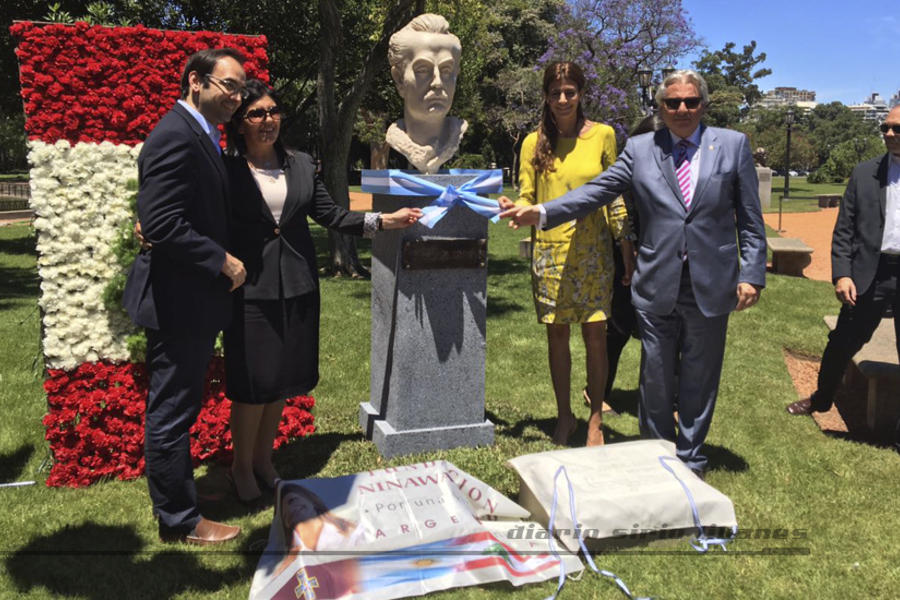 Descubrimiento del busto de Gibrán: Primera Dama, Juliana Awada, Embajador Antonio Andary, Diputado Francisco Quintana, Lic. Alicia Daher.