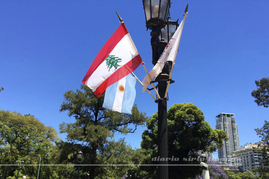 Las banderas de Argentina, Líbano y la Ciudad de Buenos Aires engalanaron los faroles del Rosedal de Palermo.