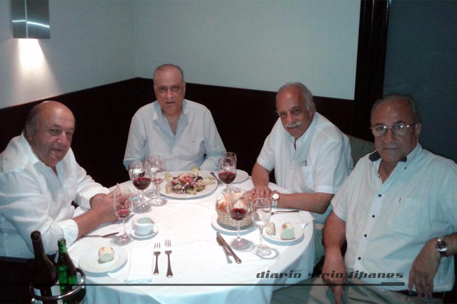 Anuar Sat en Bs. As., compartiendo cena con el Sr. Embajador de Siria, Hamzeh Dawalibi; el presidente del Club Sirio Libanés de Bs. As., Adib Attie; y el Director del Diario Sirio Libanés, Yaoudat Brahim.