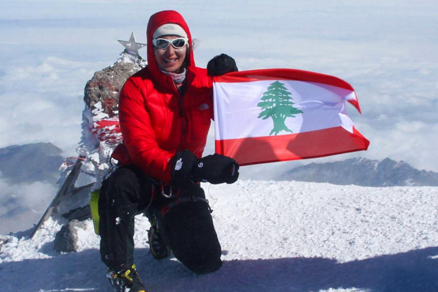 Joyce Azzam con la bandera del Líbano.