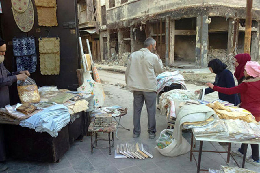 Abu Sabeih en su negocio en el zoco de la Ciudad Vieja de Alepo, rodeado por la destrucción de la guerra terrorista | Febrero, 2018 (Imagen: SANA). 